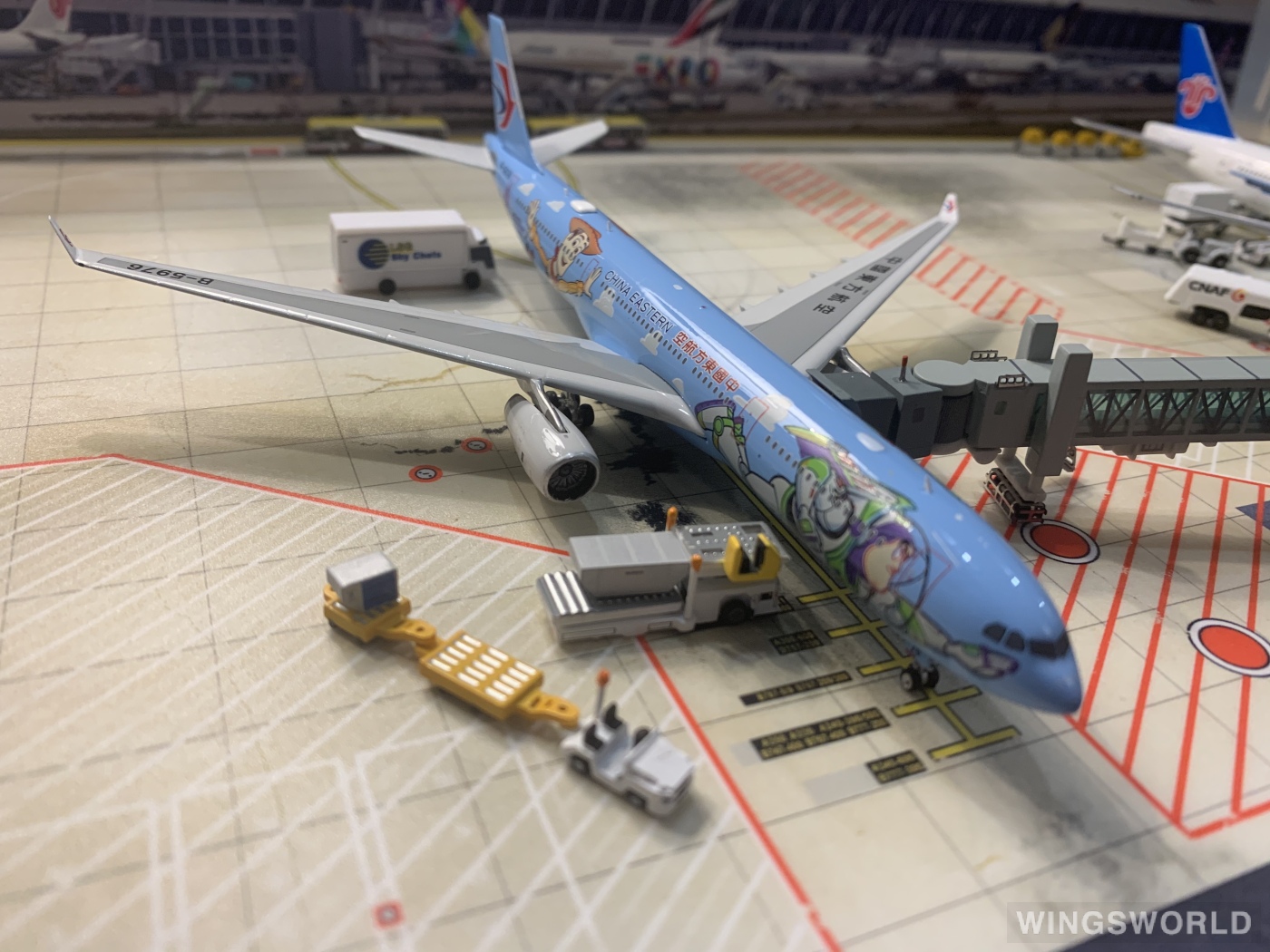 Phoenix 1:400 PH04207 China Eastern 中国东方航空 Airbus A330-300 B-5976