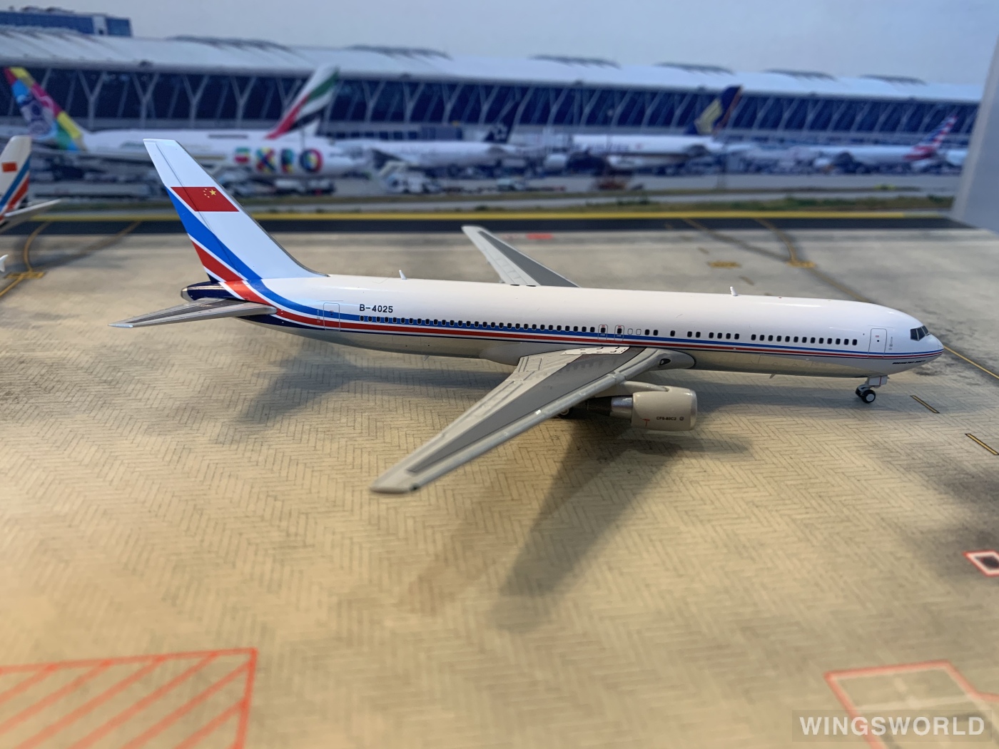 JC Wings 1:400 LH4127 PLAAF 中国空军 Boeing 767-300ER B-4025