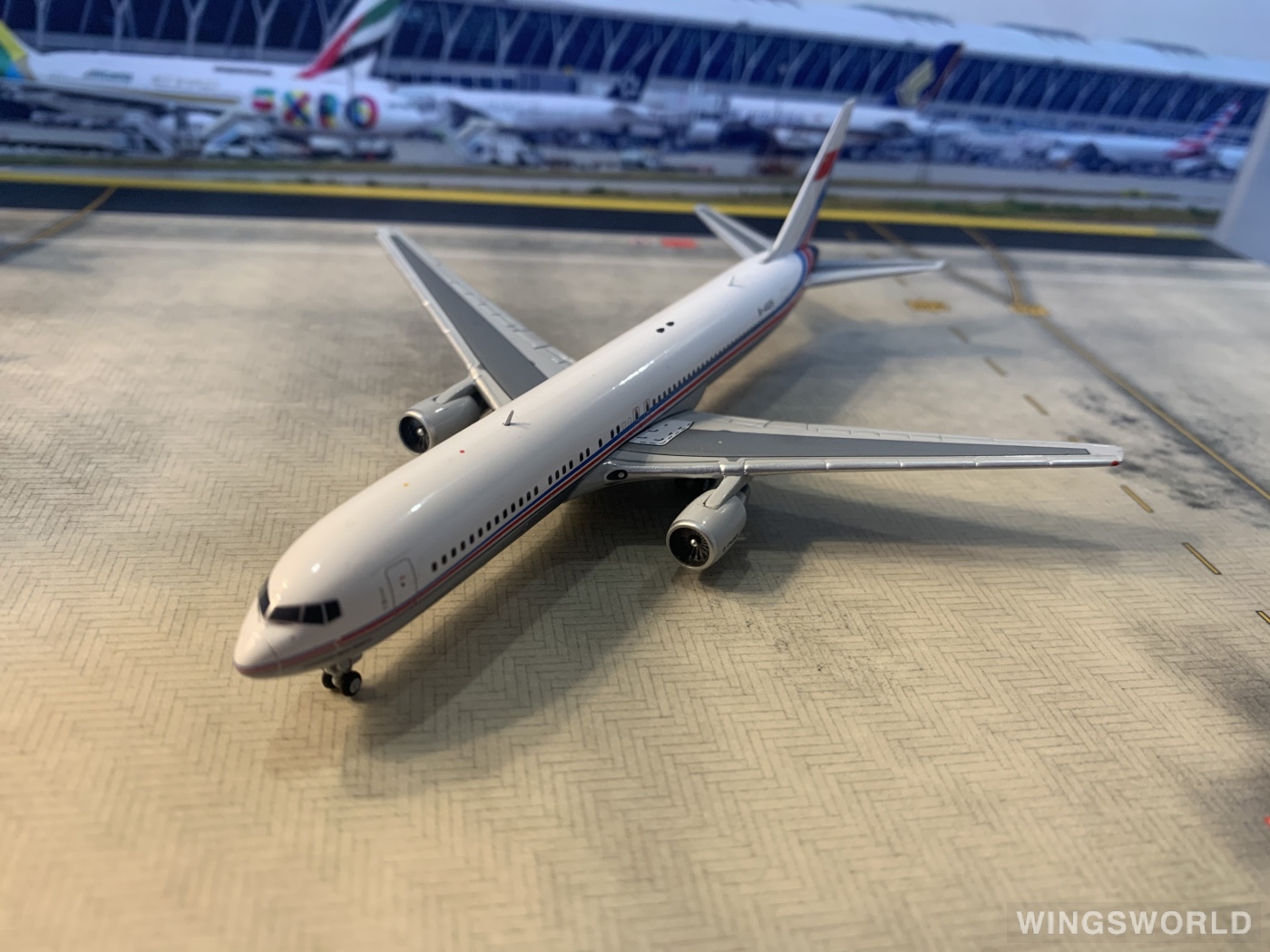 JC Wings 1:400 LH4127 PLAAF 中国空军 Boeing 767-300ER B-4025