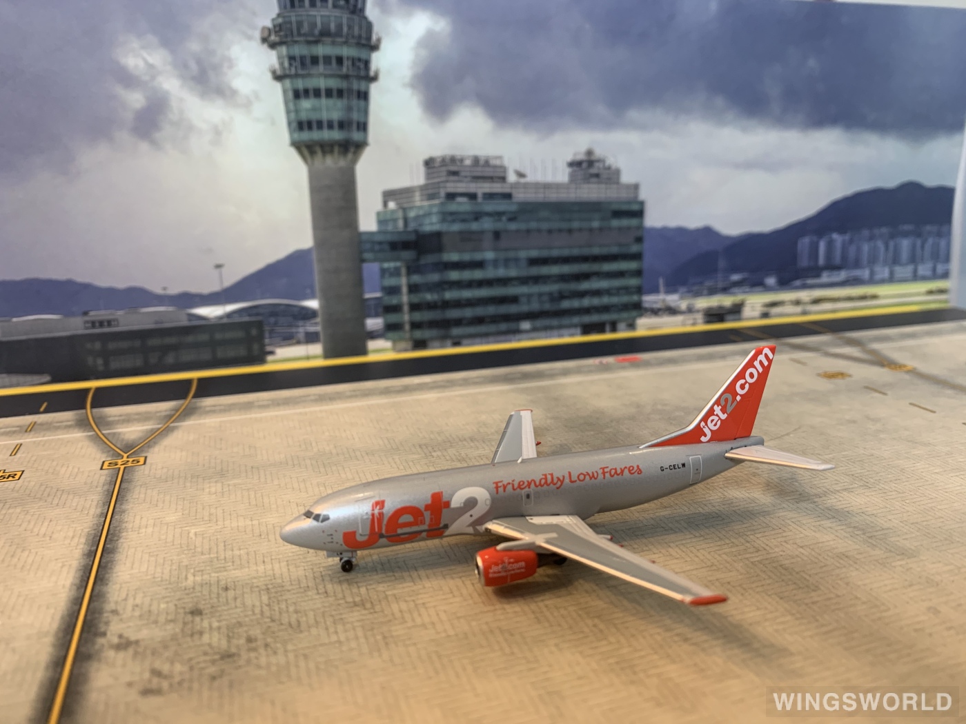 Pandamodel 1:400 19020 Jet2 Boeing 737-300 G-CELW