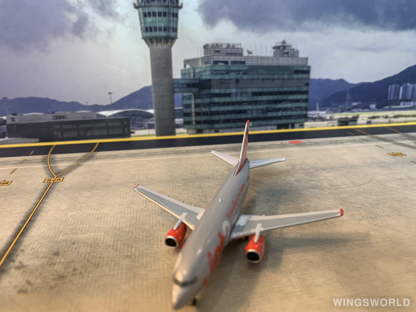 Pandamodel 1:400 19020 Jet2 Boeing 737-300 G-CELW