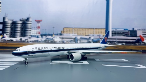 China Southern 中国南方航空 Boeing 777-300ER B-2099  A13125 Apollo 1:400
