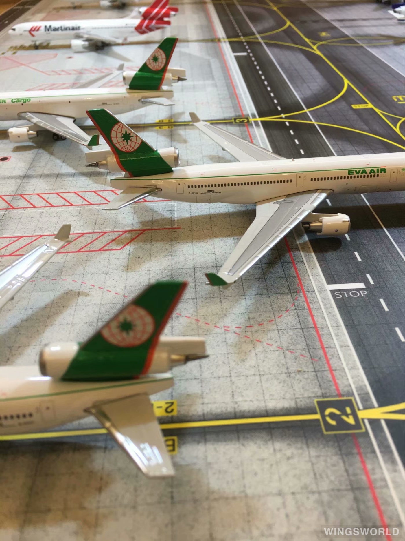 Phoenix 1:400 PH04178 EVA Air 长荣航空 McDonnell Douglas MD-11 B-16112