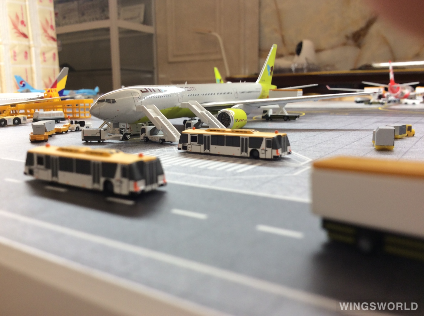 Phoenix 1:400 PH04164 Jin Air 韩国真航空 Boeing 777-200ER HL7733