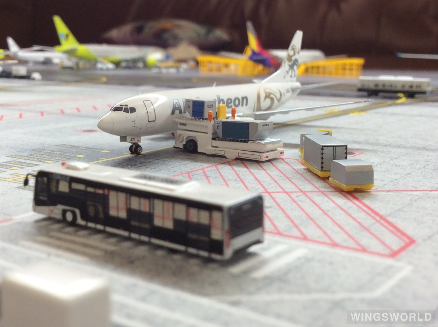 Phoenix 1:400 PH04238 Air Incheon 仁川航空 Boeing 737-400 HL8271