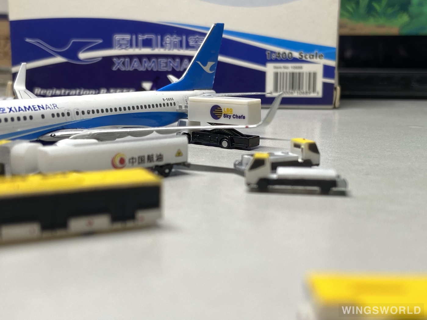 Phoenix 1:400 PH10689 XiamenAir 厦门航空 Boeing 737-800 B-5656