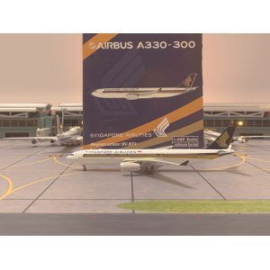 Singapore Airlines 新加坡航空 Airbus A330-300 9V-STV 2008s colors. With rolling gears. PH10877 Phoenix 1:400