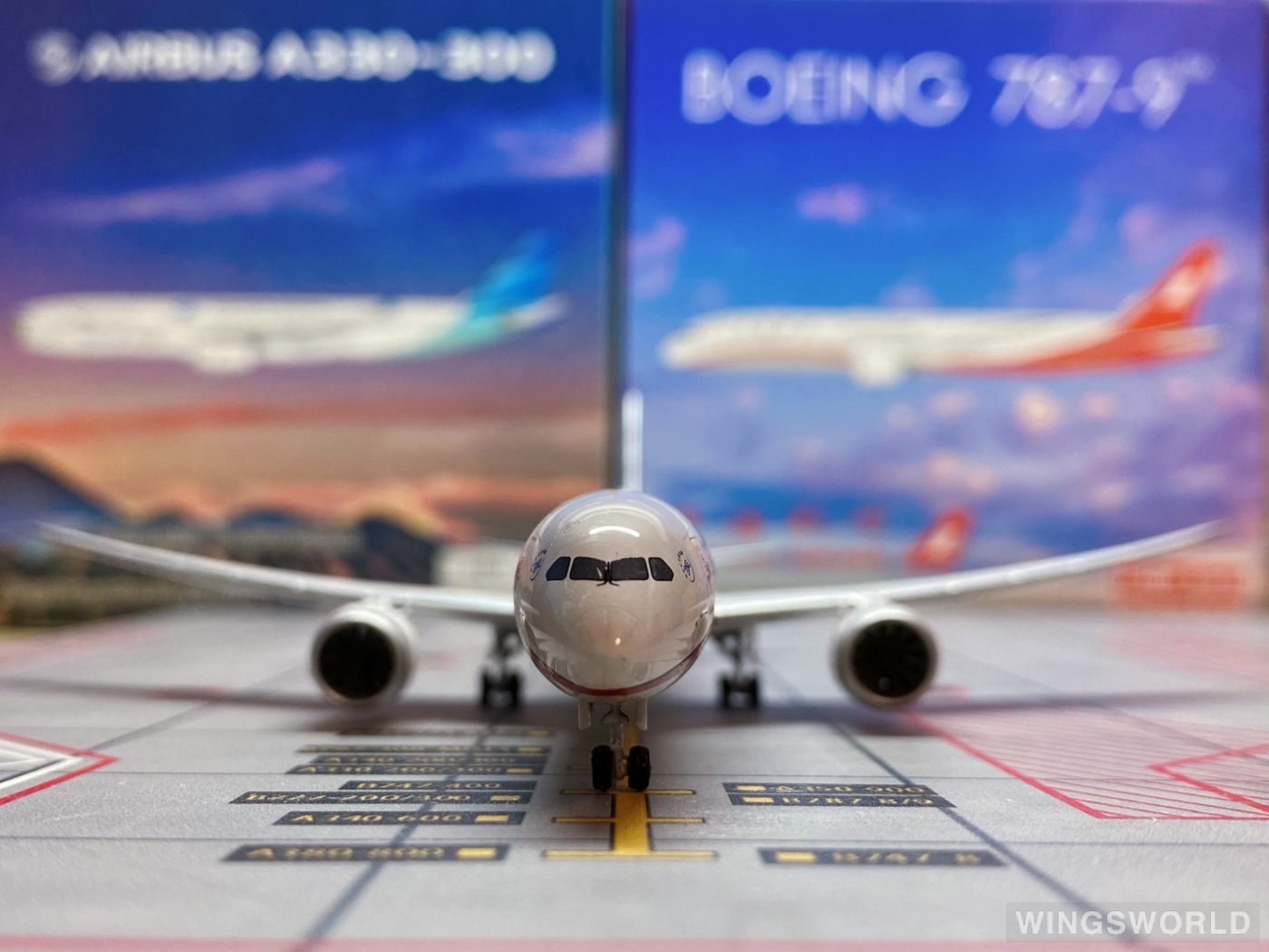 Phoenix 1:400 PH11666 Shanghai Airlines 上海航空 Boeing 787-9 B-1113