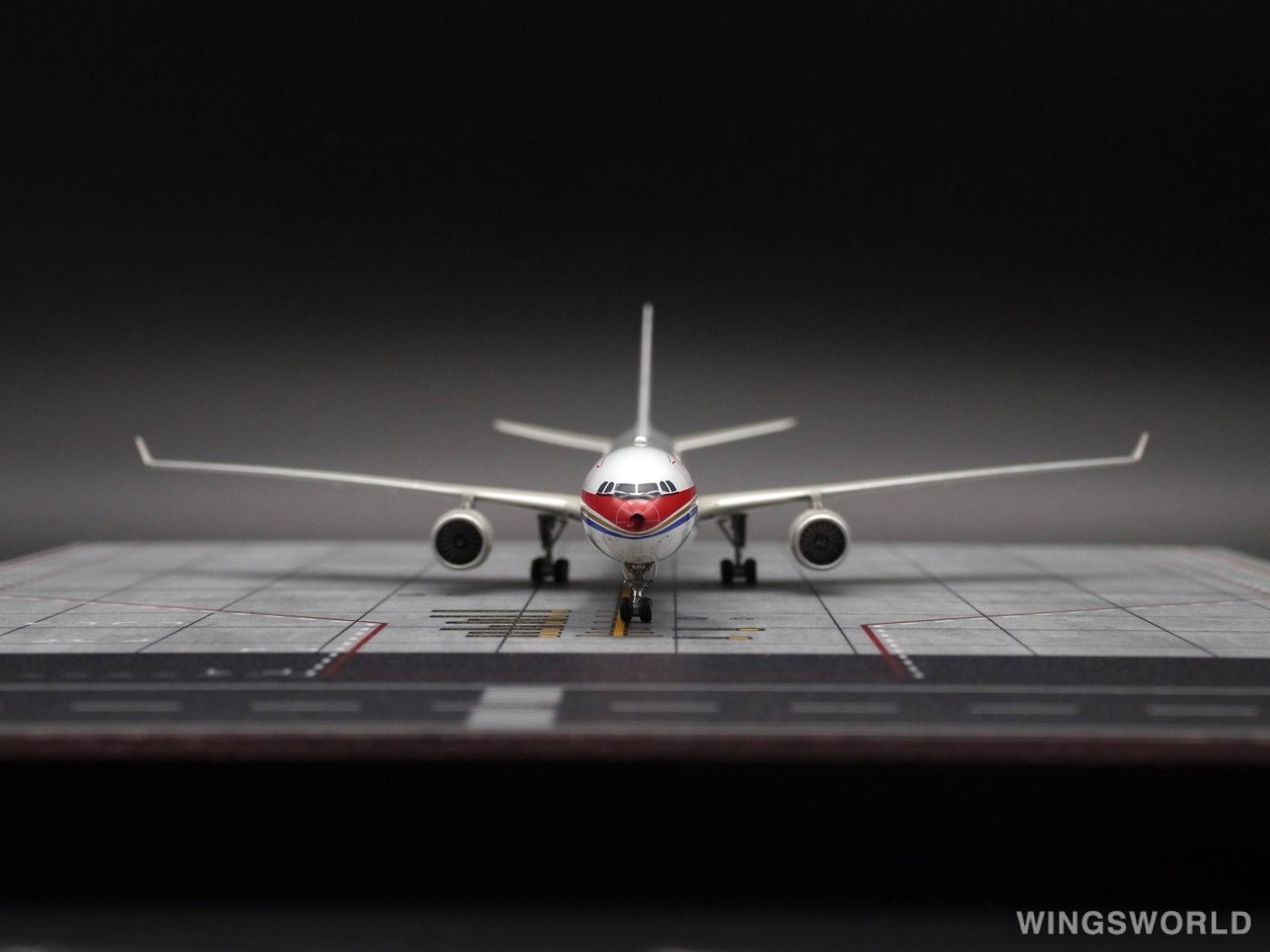 Phoenix 1:400 PH10457 China Eastern 中国东方航空 Airbus A330-300 B-6128