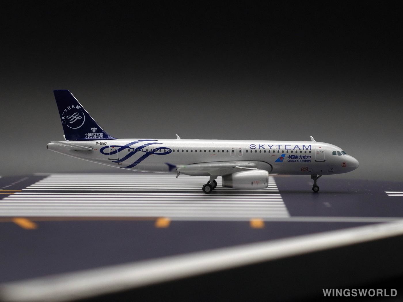 JC Wings 1:400 XX4230 China Southern 中国南方航空 Airbus A320 B-1697