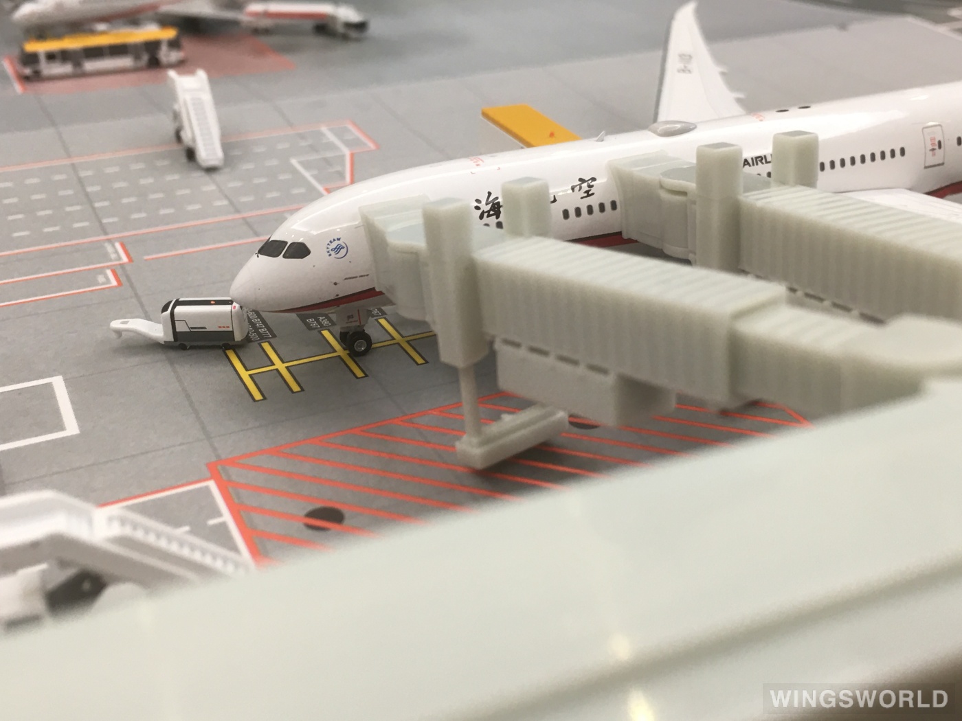 Phoenix 1:400 PH11666 Shanghai Airlines 上海航空 Boeing 787-9 B-1113