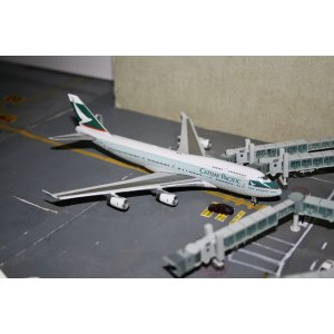 Cathay Pacific 国泰航空 Boeing 747-400 B-HUI 1997s color. With signatures of final flight pilots. With rolling gears. BBOX4002 JC Wings 1:400