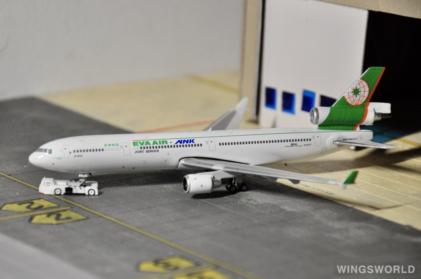 Phoenix 1:400 PH04176 EVA Air 长荣航空 McDonnell Douglas MD-11 B-16101
