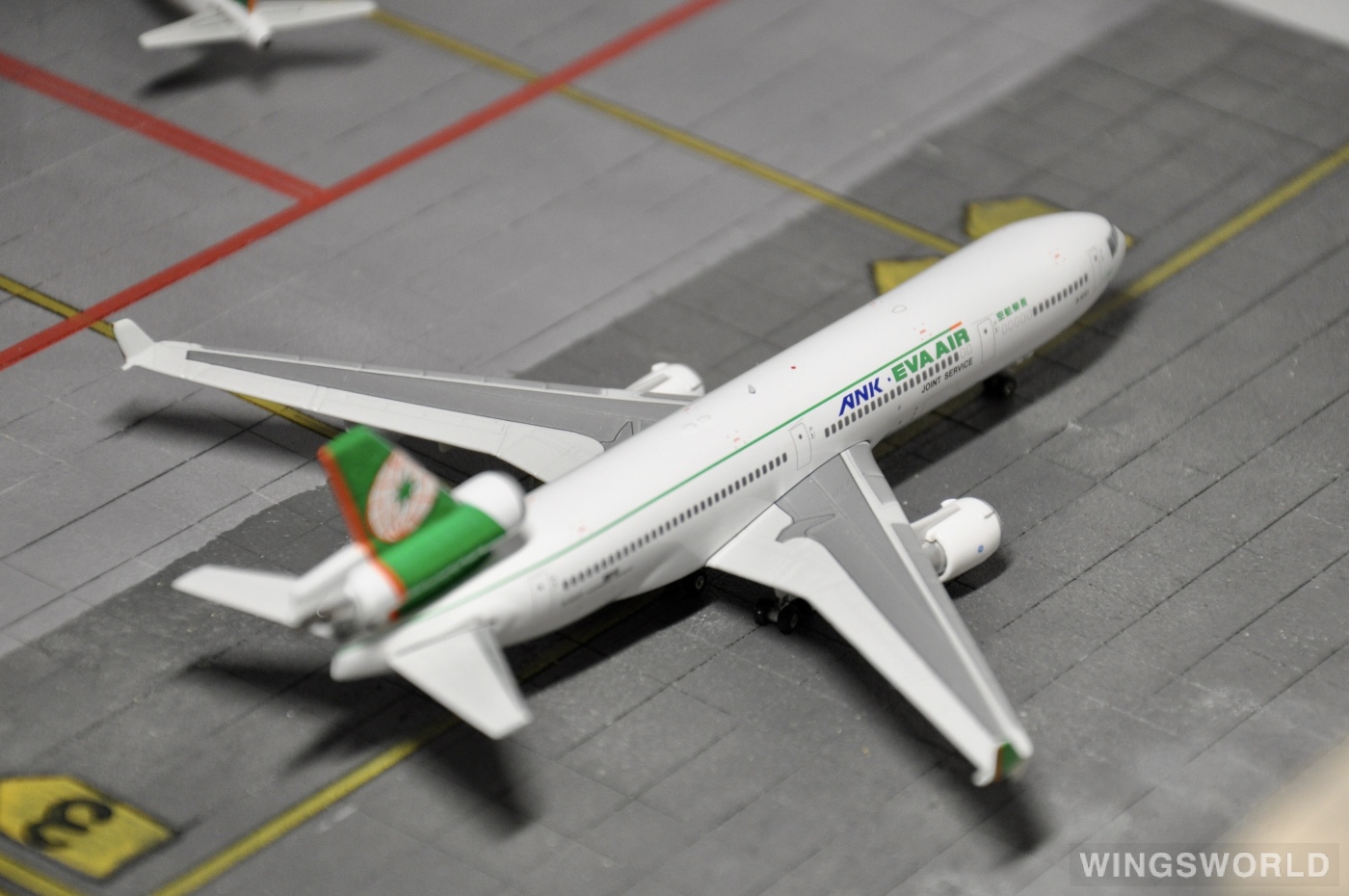 Phoenix 1:400 PH04176 EVA Air 长荣航空 McDonnell Douglas MD-11 B-16101