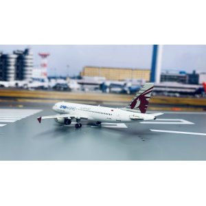 Qatar 卡塔尔航空 Airbus A320 A7-AHL 2010s colors. 