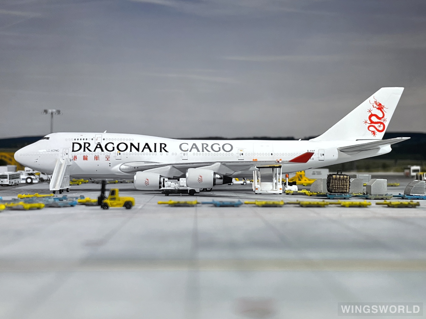 Phoenix 1:400 PH04379 Dragonair 港龙航空 Boeing 747-400 B-KAF