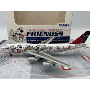 Japan Airlines 日本航空 Boeing 747-400 JA8908 1990s colors. 