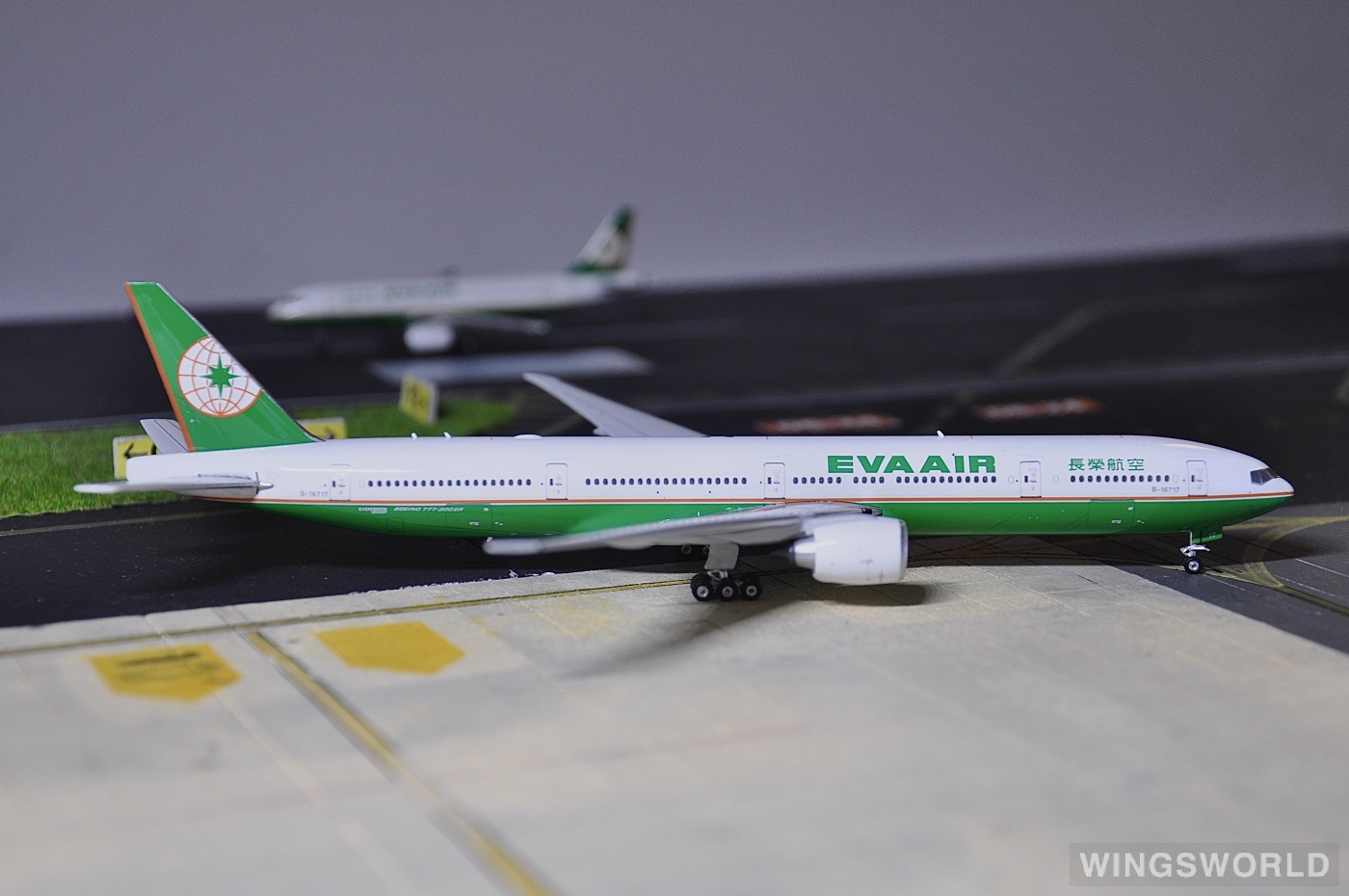 Phoenix 1:400 PH10678 EVA Air 长荣航空 Boeing 777-300ER B-16717