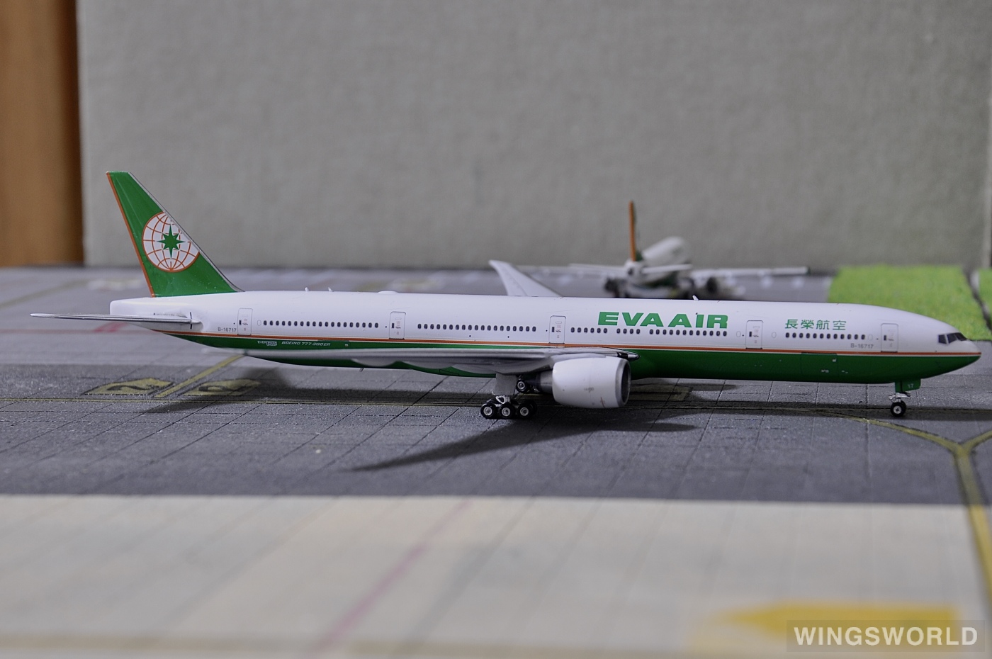 Phoenix 1:400 PH10678 EVA Air 长荣航空 Boeing 777-300ER B-16717