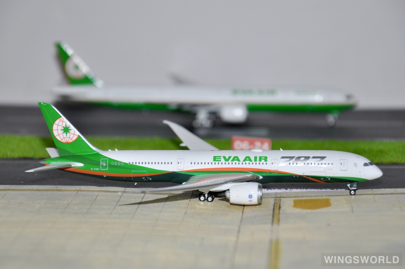 Phoenix 1:400 PH04229 EVA Air 长荣航空 Boeing 787-9 B-17881