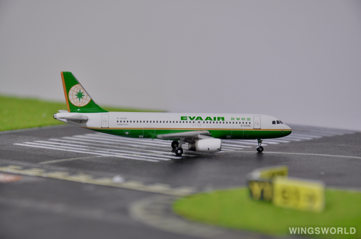 Phoenix 1:400 PH10281 EVA Air 长荣航空 Airbus A320 B-22310