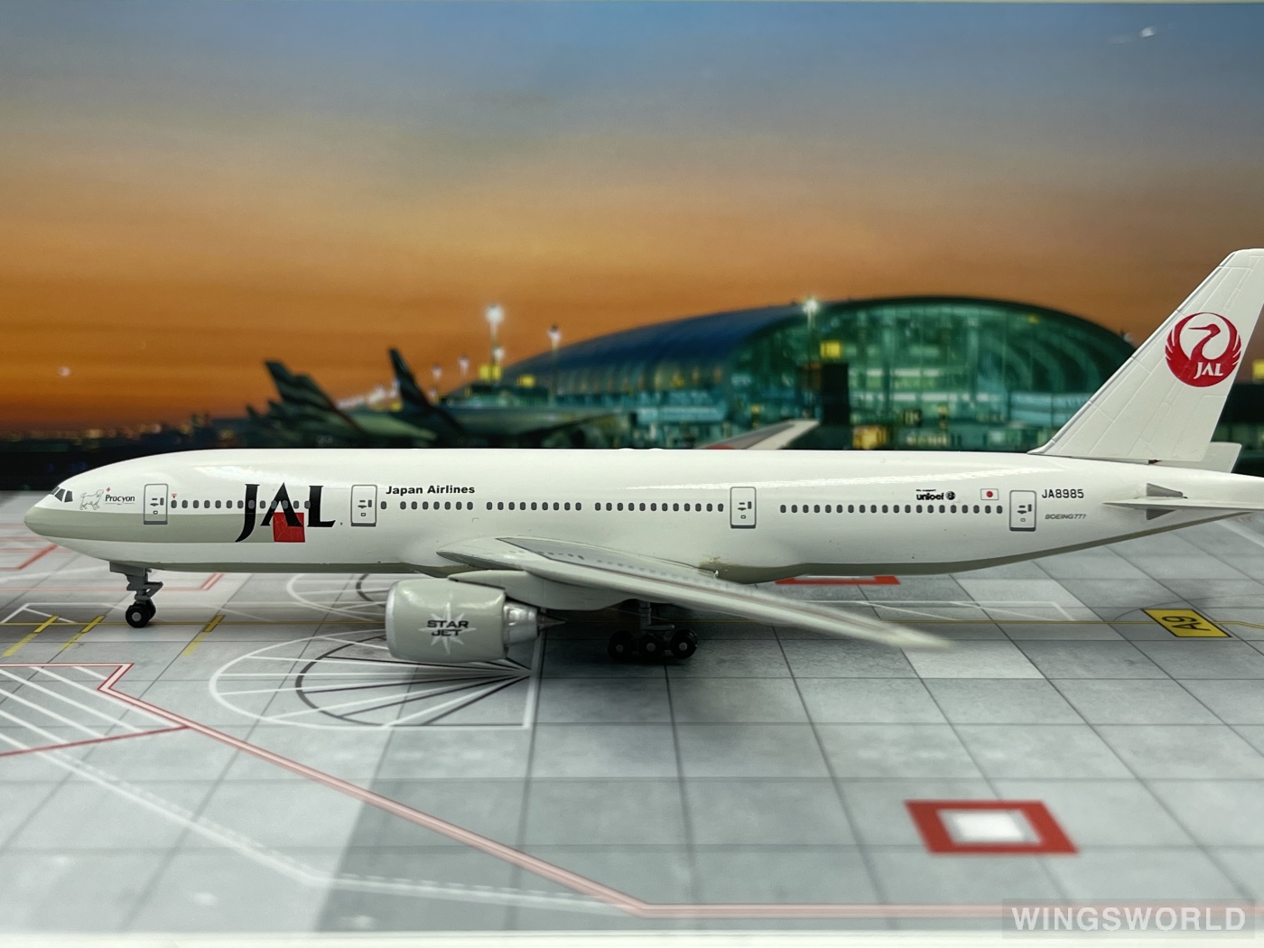 Dragon Models 1:400 J--002 Japan Airlines 日本航空 Boeing 777-200 JA8985