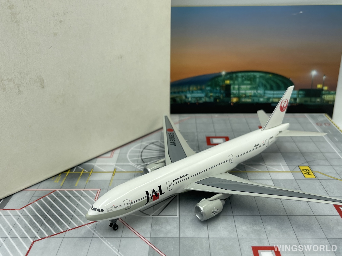 Dragon Models 1:400 J--002 Japan Airlines 日本航空 Boeing 777-200 JA8985