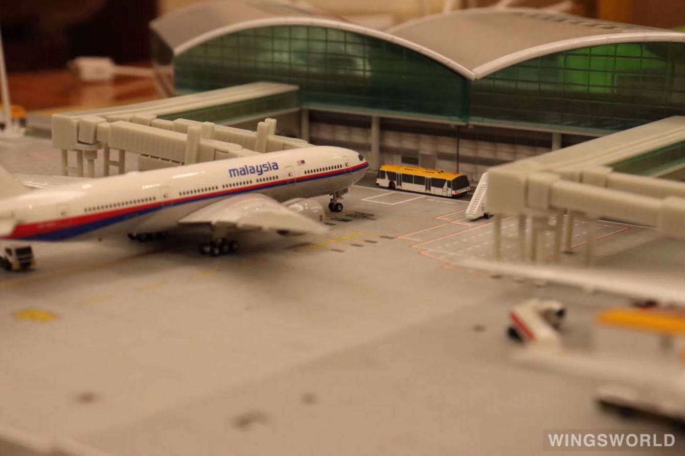 Phoenix 1:400 PH10947 Malaysia Airlines 马来西亚航空 Boeing 777-200 9M-MRQ