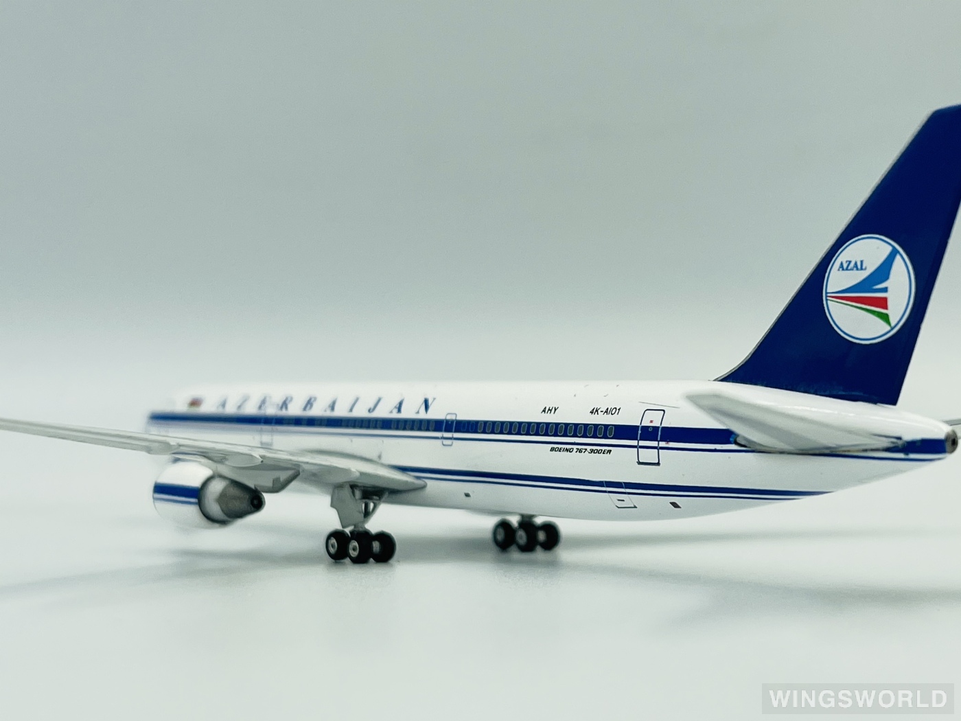 Phoenix 1:400 PH10581 Azerbaijan Airlines 阿塞拜疆航空 Boeing 767-300 4K-AI01