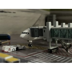 Singapore Airlines 新加坡航空 Boeing 777-200 9V-SVO 2008s colors. With rolling gears. PH10792 Phoenix 1:400