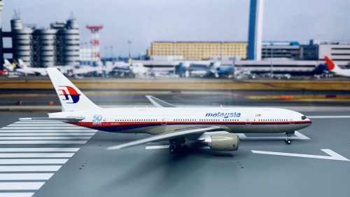JC 1/200 マレーシア航空 B777-200ER 9M-MRA 50周年 JC 1/200 マレーシア航空 B777-200ER 9M-MRA 50周年 - メルカリ