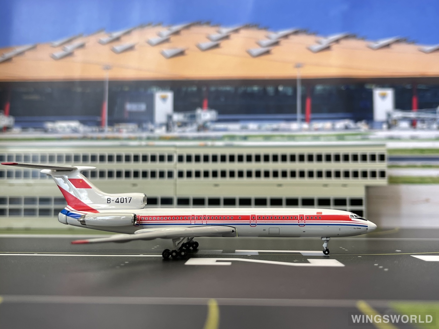 Phoenix 1:400 PH10456 PLAAF 中国空军 Tupolev Tu-154 B-4017