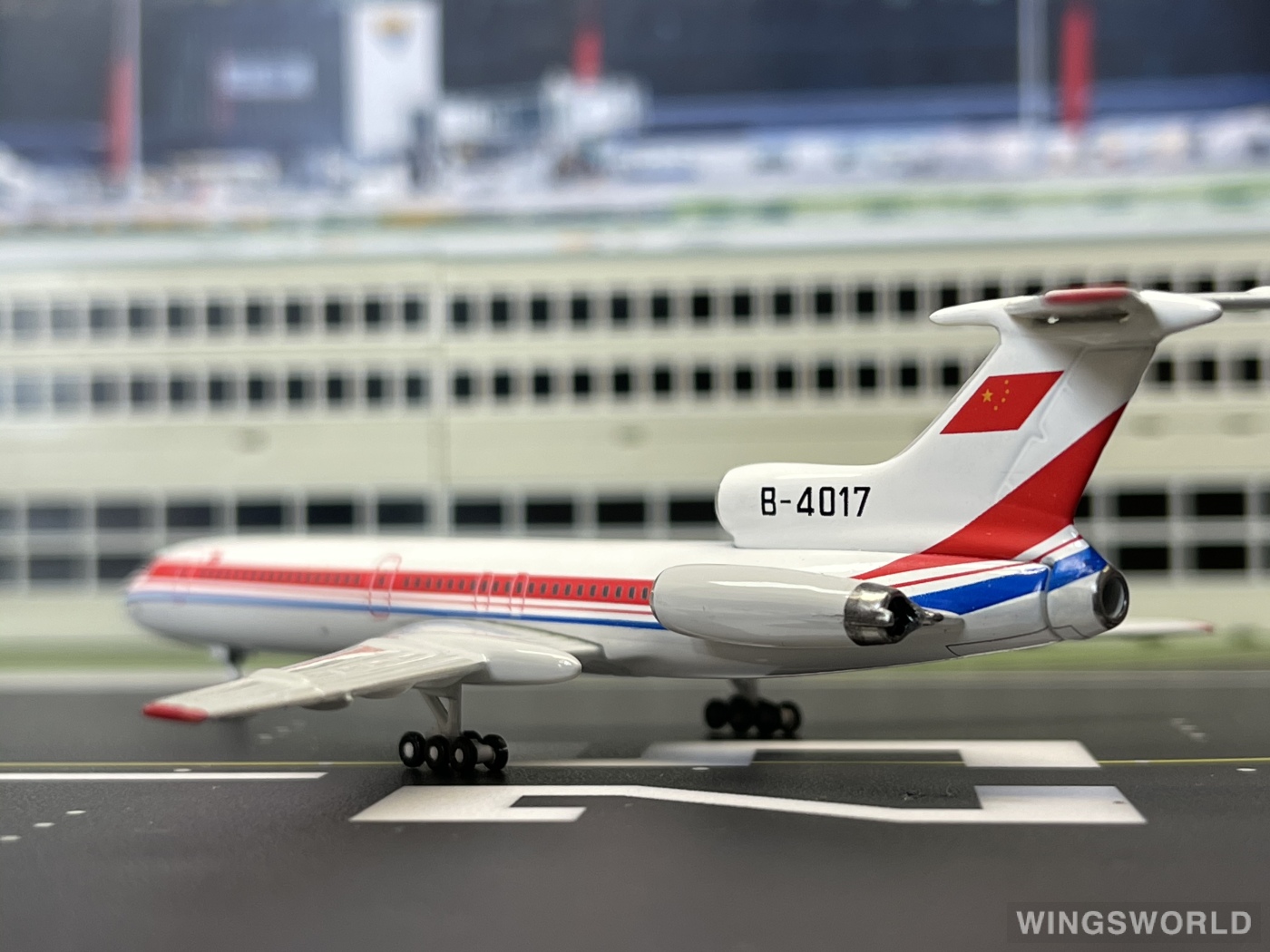 Phoenix 1:400 PH10456 PLAAF 中国空军 Tupolev Tu-154 B-4017
