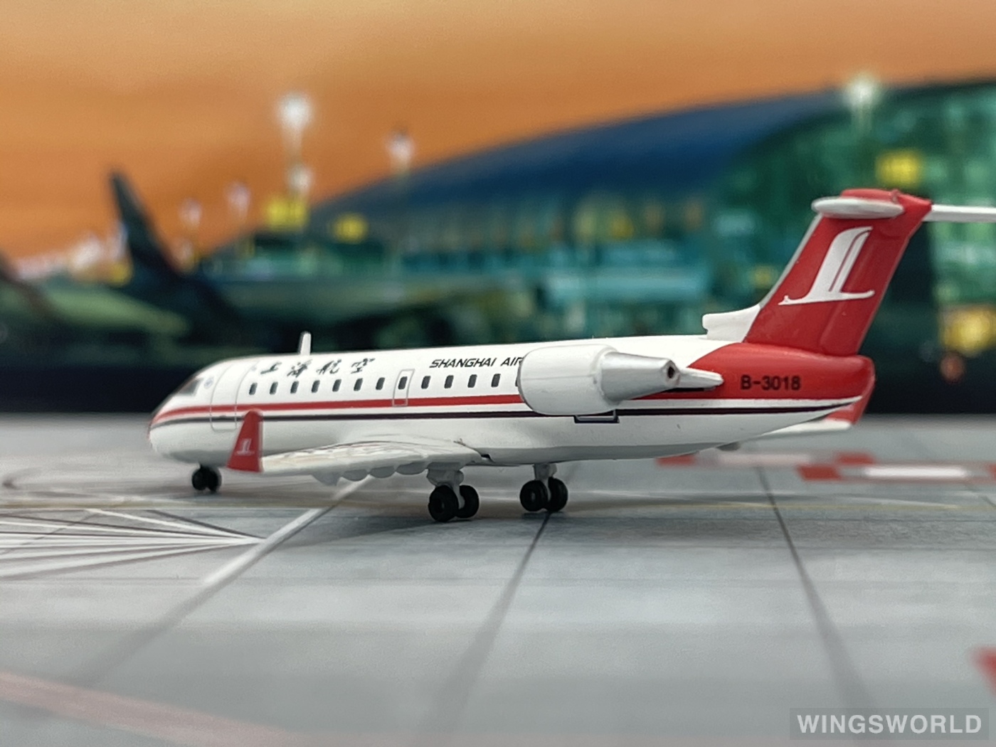 JC Wings 1:400 XX4144 Shanghai Airlines 上海航空 Bombardier CRJ200 B-3018