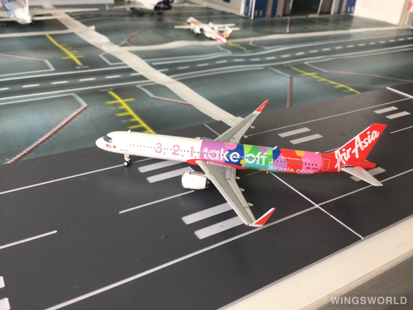 Phoenix 1:400 PH11600 AirAsia 亚洲航空 Airbus A321neo 9M-VAA