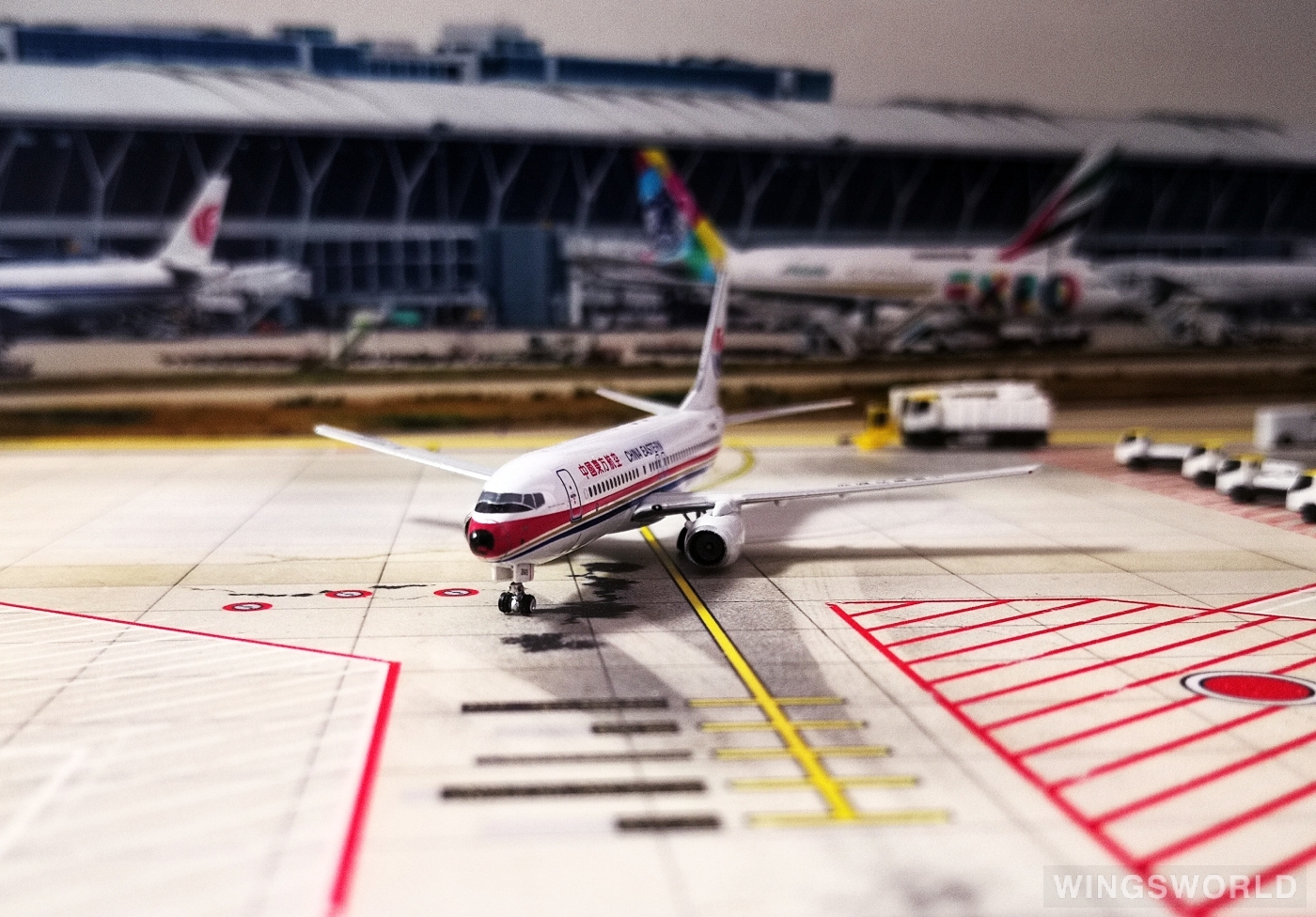 Phoenix 1:400 PH10594 China Eastern 中国东方航空 Boeing 737-800 B-2665
