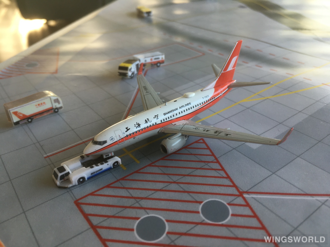 JC Wings 1:400 XX4607 Shanghai Airlines 上海航空 Boeing 737-700 B-5808