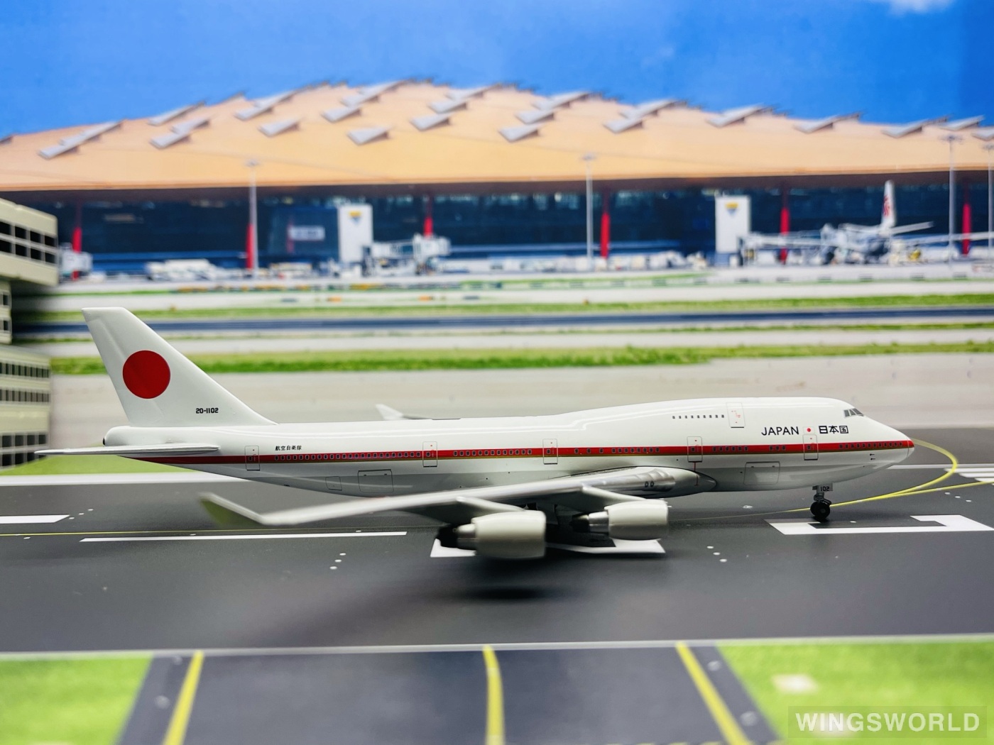 Apollo 1:400 A13145 JASDF 日本航空自卫队 Boeing 747-400 20-1102
