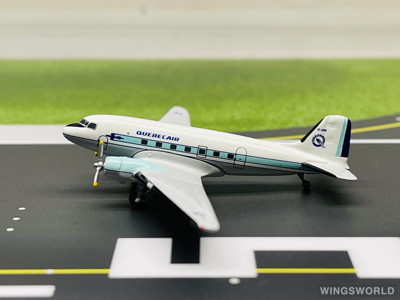 AeroClassics 1:400 AC18193 Quebecair Douglas DC-3 CF-QBM