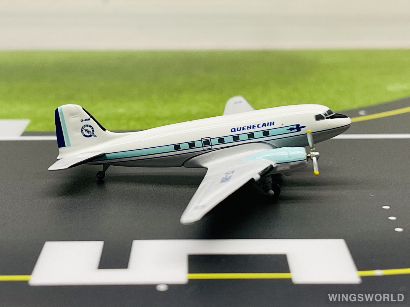 AeroClassics 1:400 AC18193 Quebecair Douglas DC-3 CF-QBM