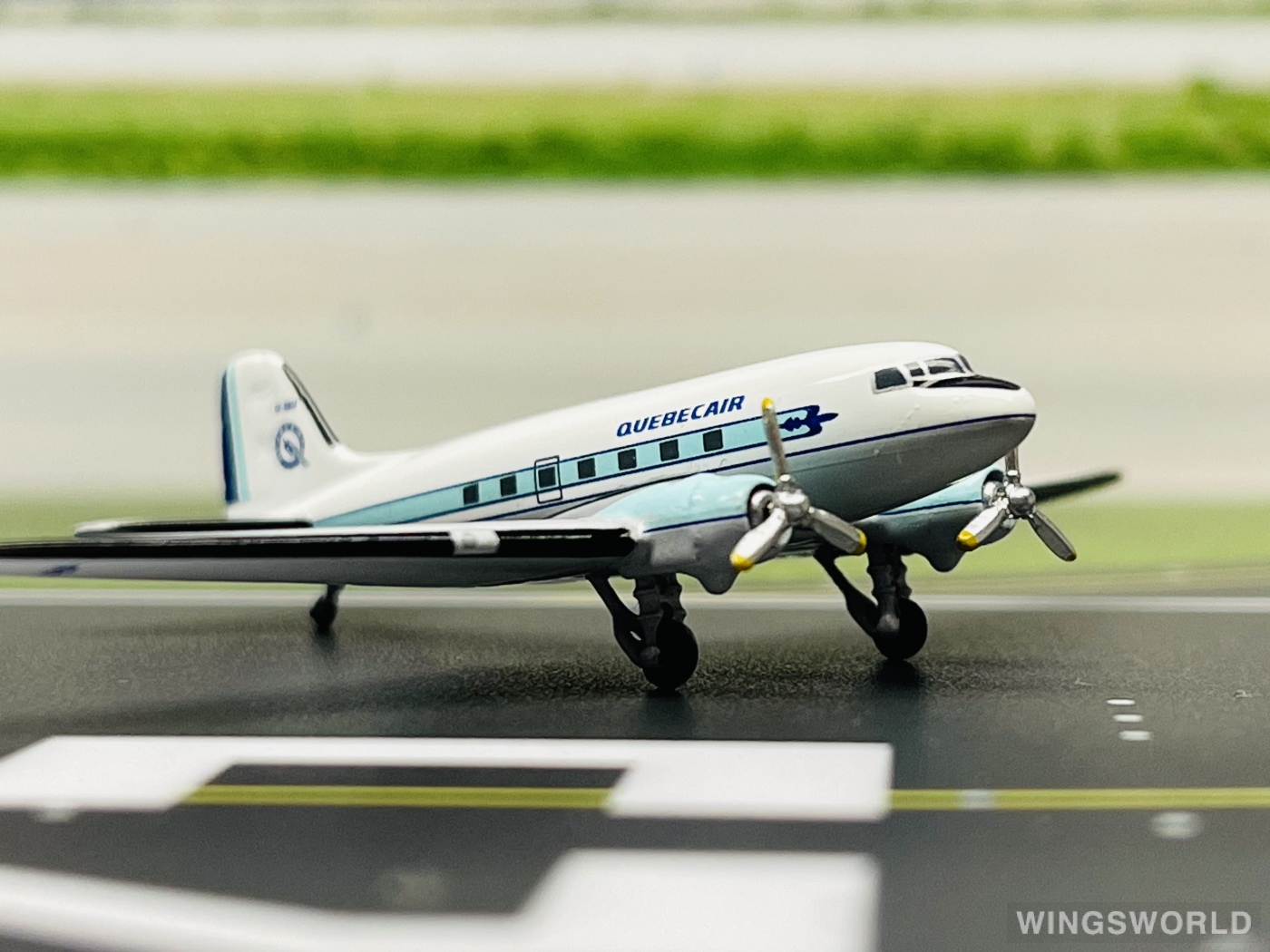 AeroClassics 1:400 AC18193 Quebecair Douglas DC-3 CF-QBM