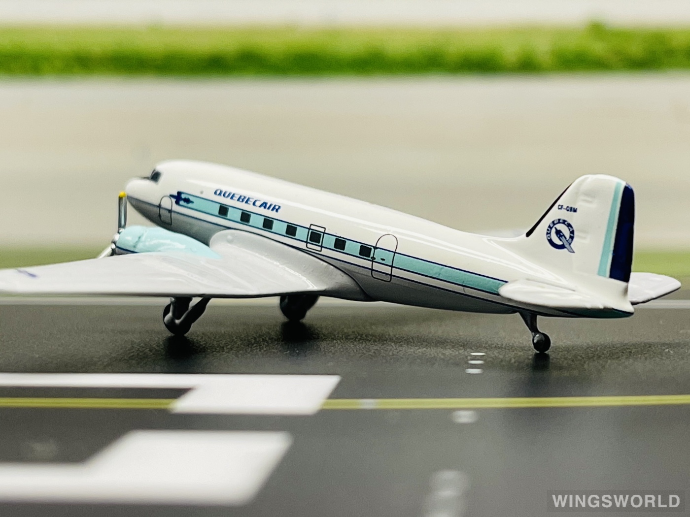 AeroClassics 1:400 AC18193 Quebecair Douglas DC-3 CF-QBM