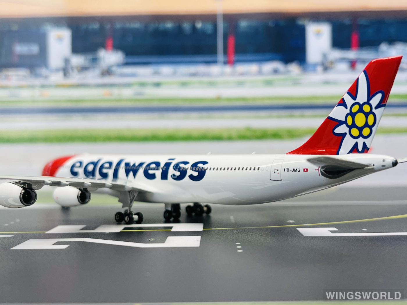 Phoenix 1:400 PH11325 Edelweiss Air 雪绒花航空 Airbus A340-300 HB-JMG