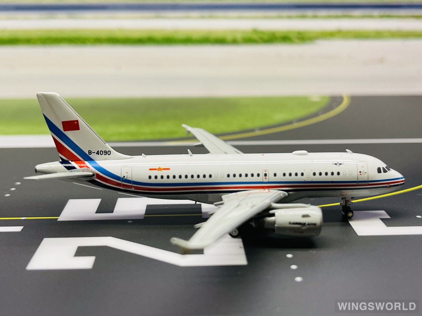 JC Wings 1:400 LH4121 PLAAF 中国空军 Airbus A319 B-4090