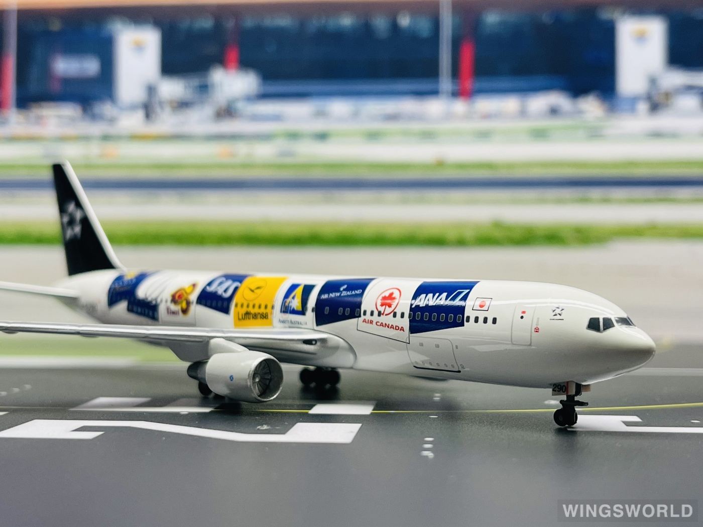 Big Bird 1:400 BB4-2002-04 ANA 全日空 Boeing 767-300 JA8290