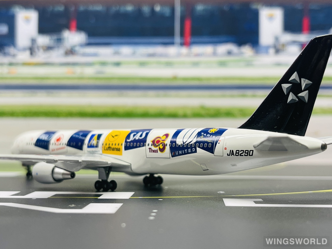 Big Bird 1:400 BB4-2002-04 ANA 全日空 Boeing 767-300 JA8290