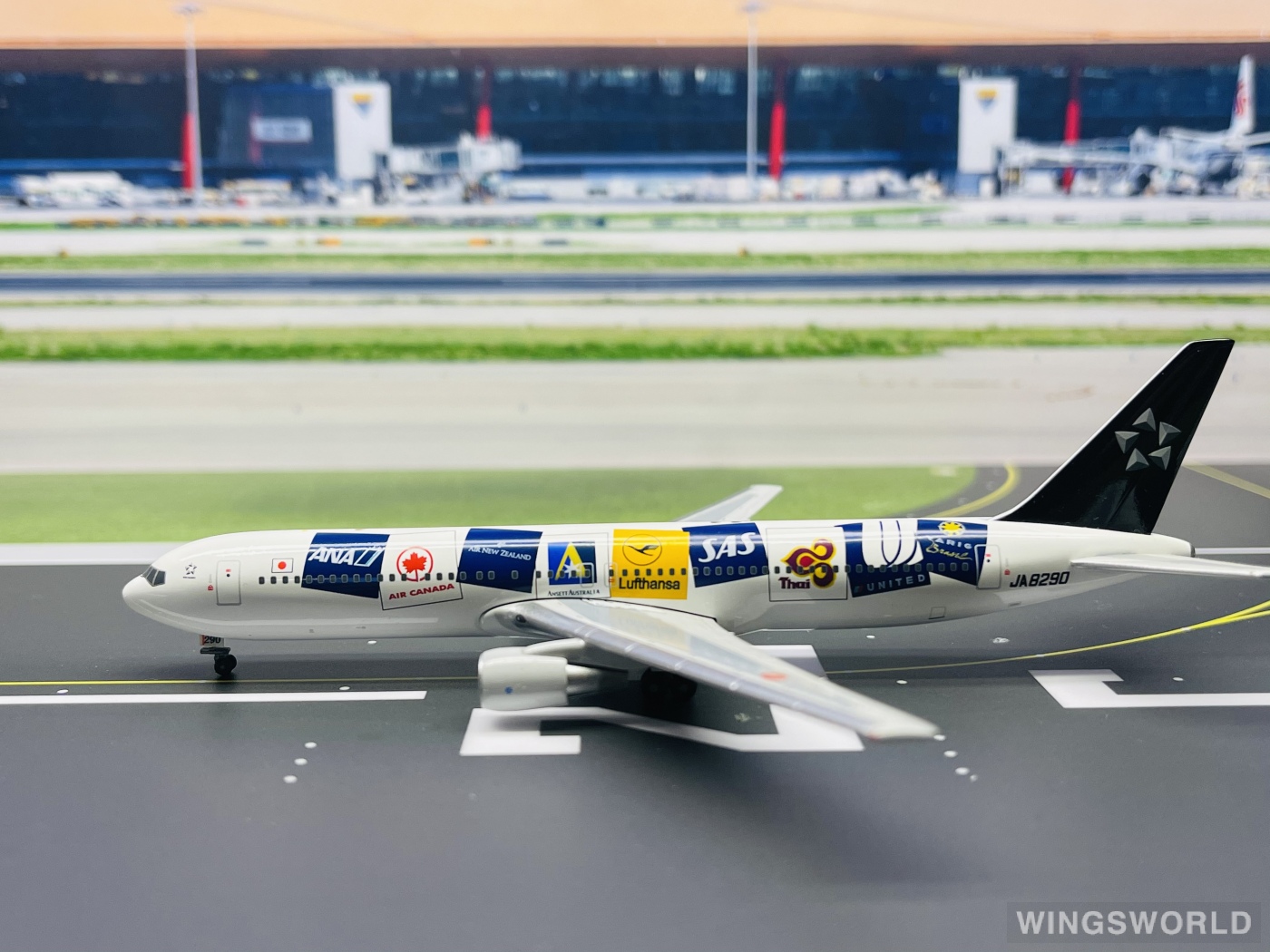 Big Bird 1:400 BB4-2002-04 ANA 全日空 Boeing 767-300 JA8290