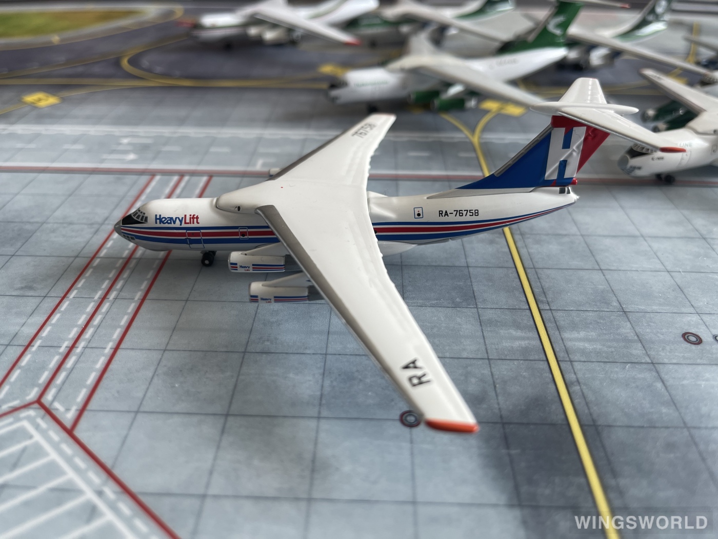 AeroClassics 1:400 BCRA76758 HeavyLift Cargo Airlines Ilyushin Il-76 RA-76758