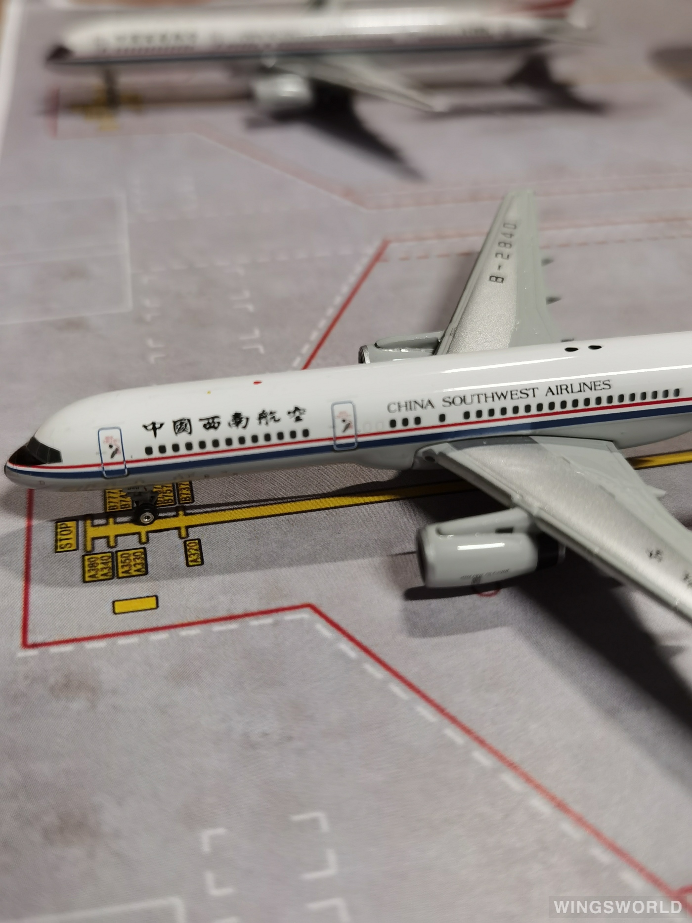 Phoenix 1:400 PH10760 China Southwest Airlines 中国西南航空 Boeing 757-200 B-2840