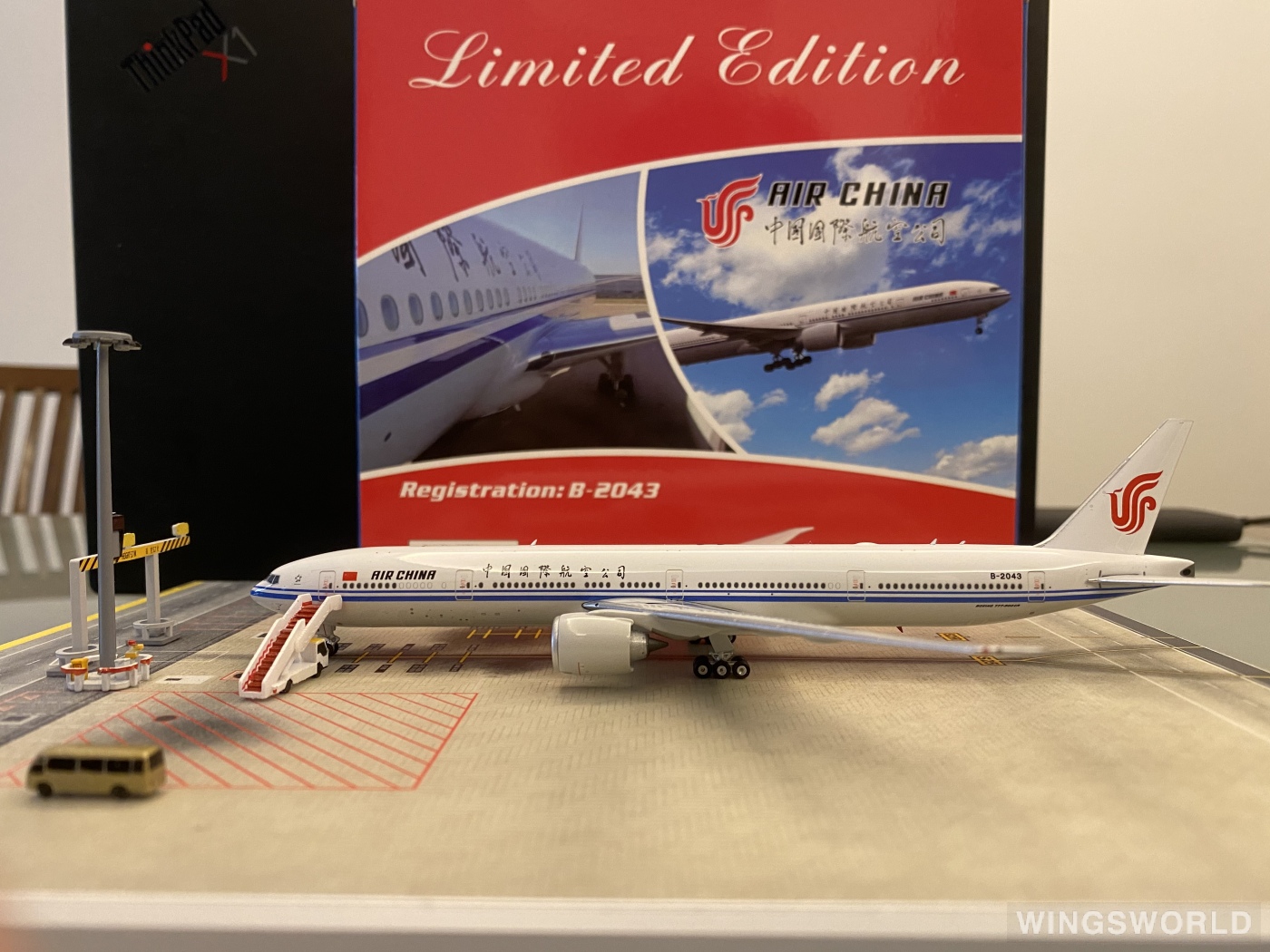 1:400 Phoenix Air China B777-300ER Passenger Airplane